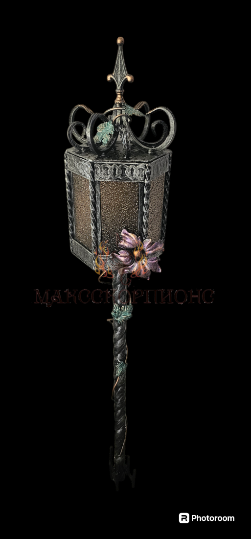 Кованая лампада на кладбище (стекло-медь)