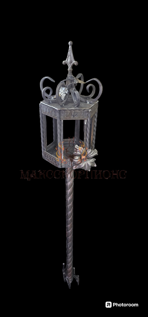 Кованая лампада на кладбище (стекло-медь)