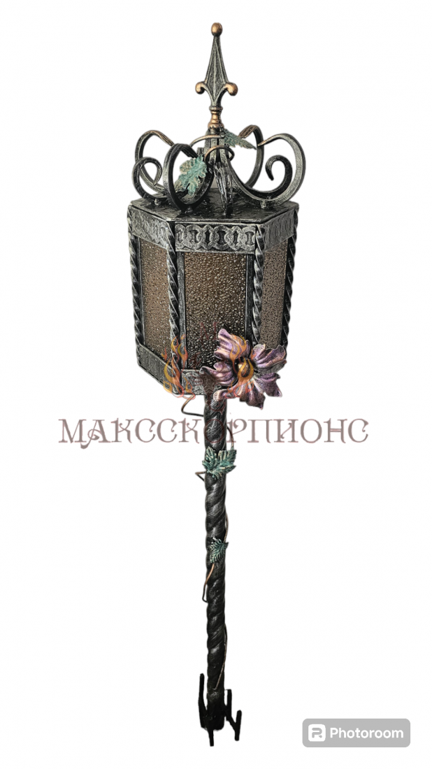 Кованая лампада на кладбище (стекло-медь)