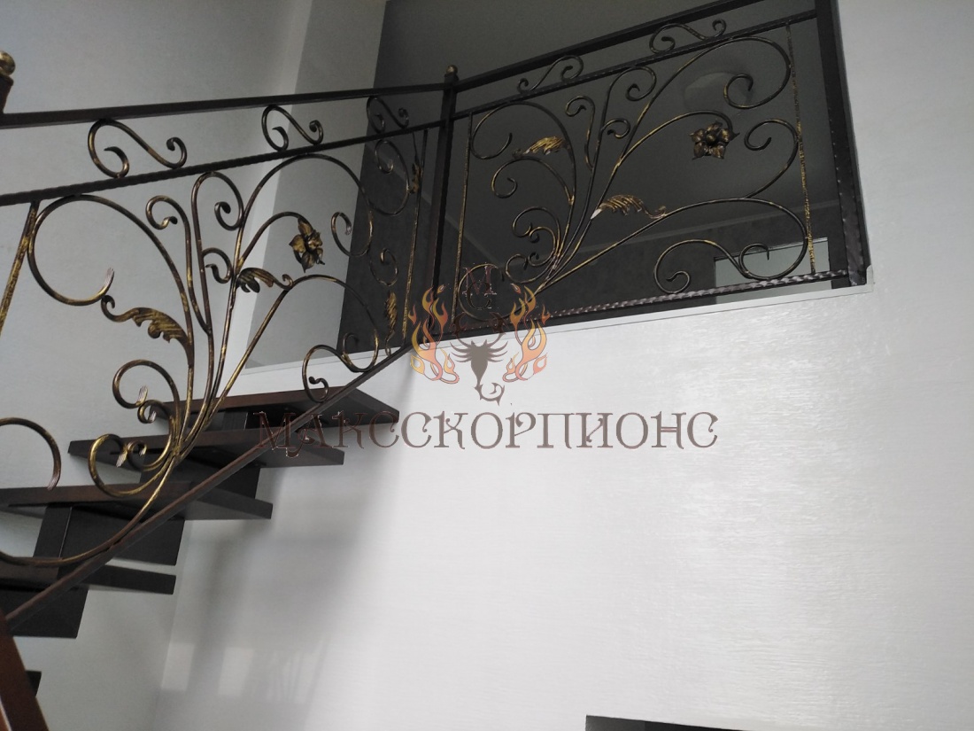 Лестница на металлическом каркасе и дубовыми ступенями и ограждением из металла