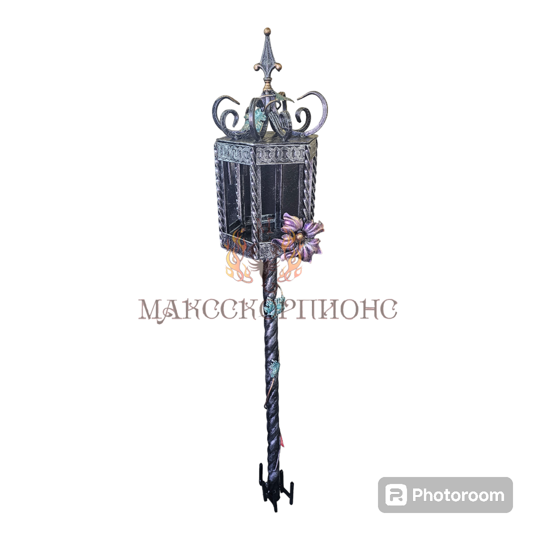 Кованая лампада на кладбище (стекло-медь)