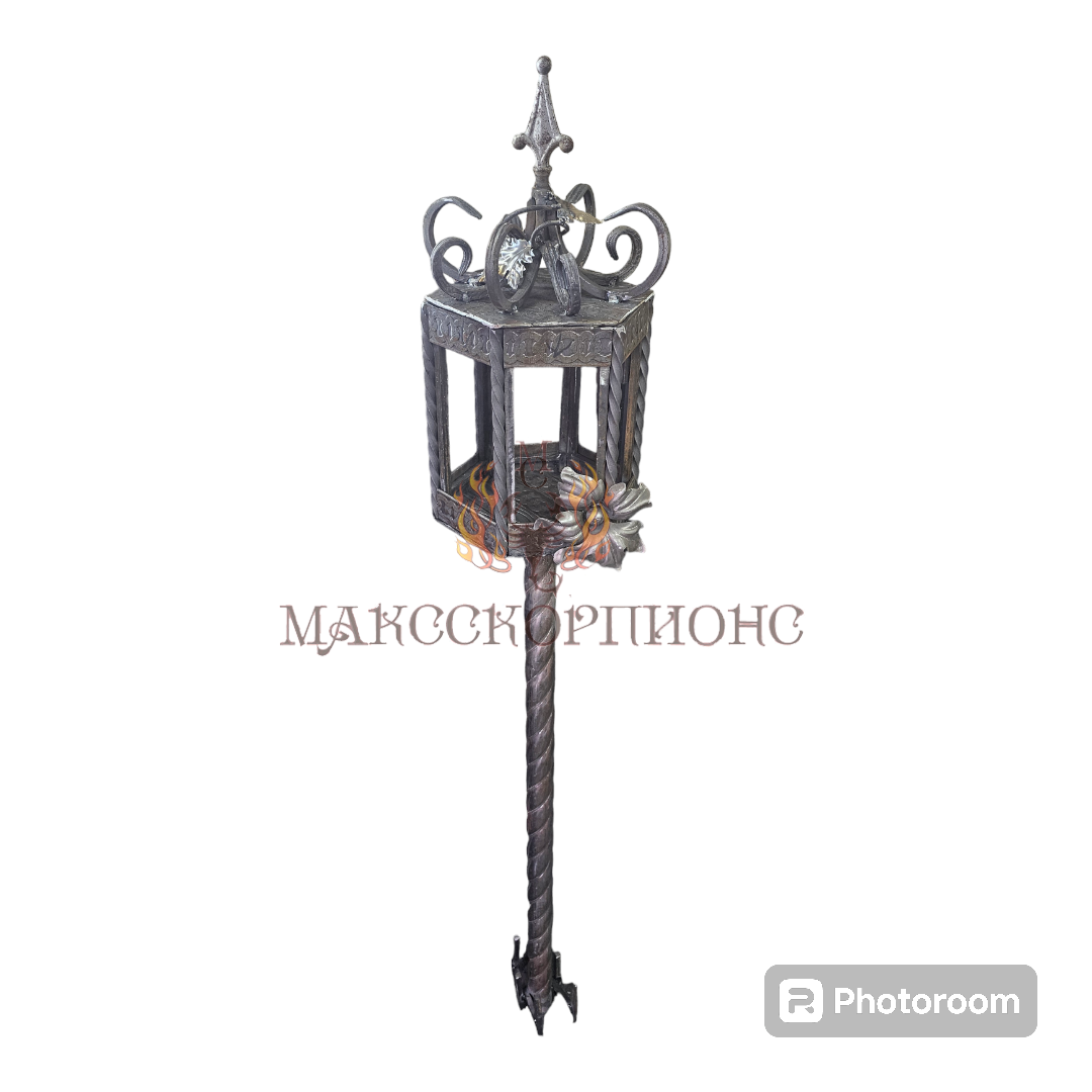 Кованая лампада на кладбище (стекло-медь)